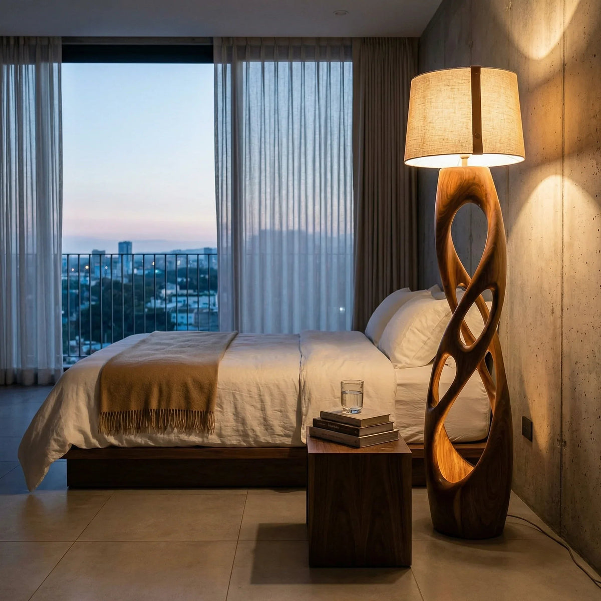Luxuriöses Schlafzimmer mit minimalistischem Bett, skulpturaler Holzlampe und modernem Holz-Nachttisch