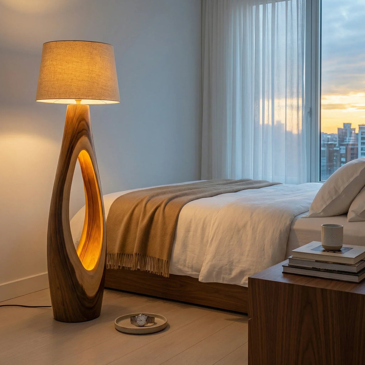 Modernes Schlafzimmer mit Massivholzbett, einzigartiger Holz-Stehlampe und Stadtblick bei Sonnenuntergang