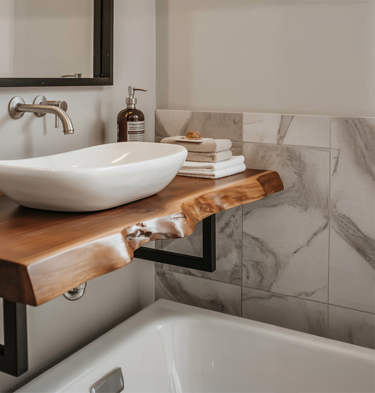 Rustikales Massivholz-Waschtischregal – Live Edge & moderne Metallhalter