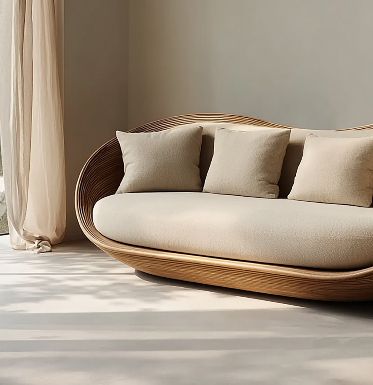 Künstlerisches Holzsofa – skulpturales, modernes Sitzmöbel für das Wohnzimmer