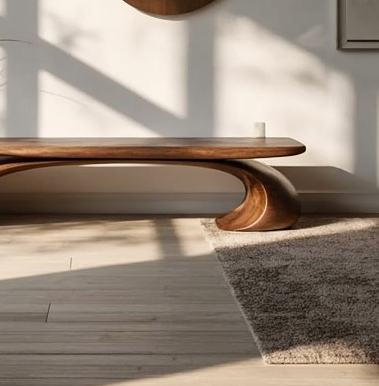 Handgefertigte Walnussbank – organisches, skulpturales Mid-Century-Design