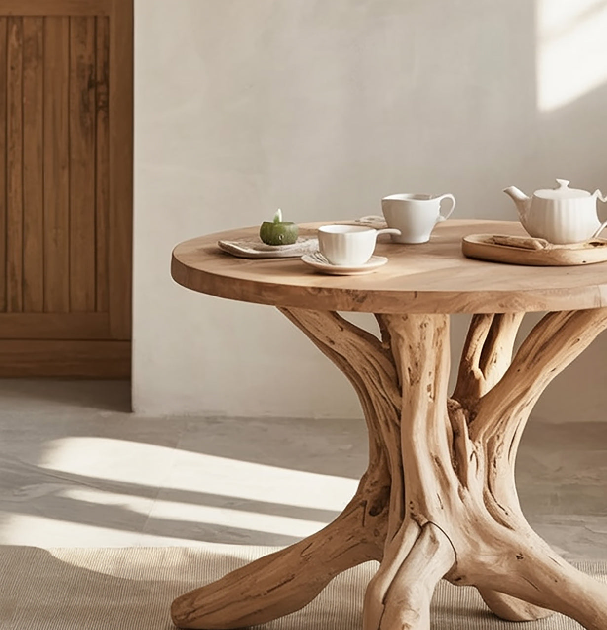 Runder Beistelltisch aus Massivholz mit skulpturalem Wurzelgestell