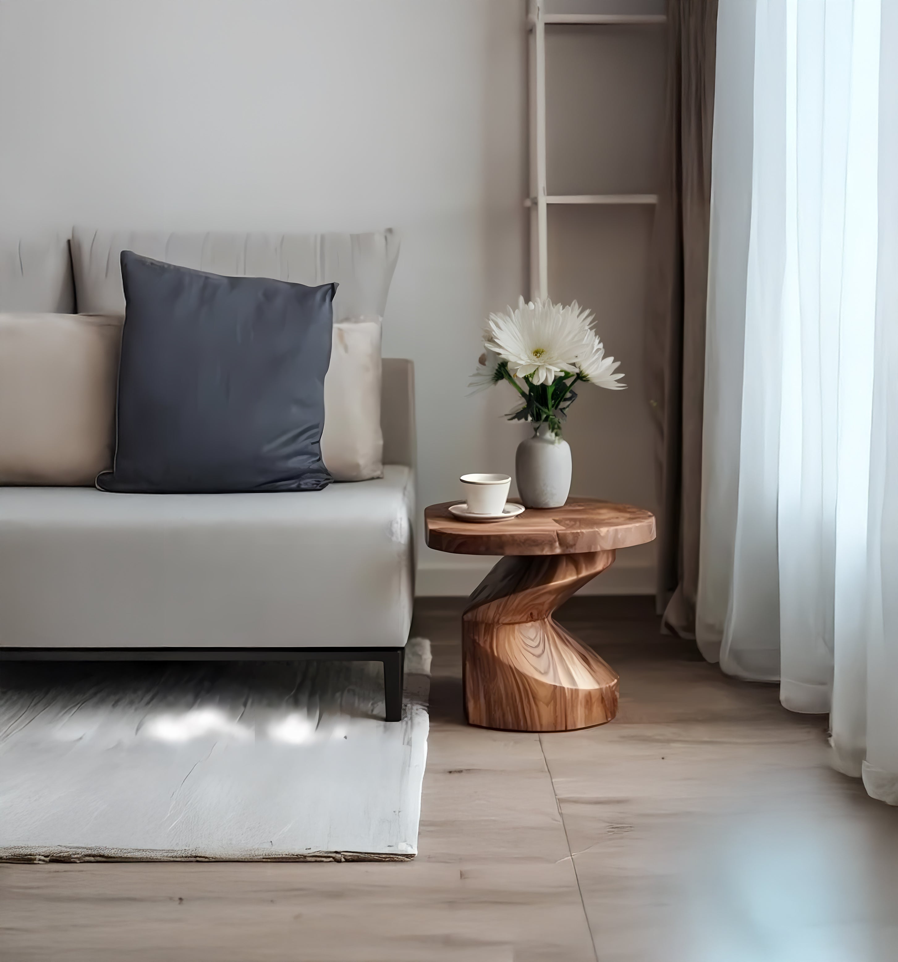 Handgefertigter Beistelltisch aus Massivholz in Spiralform – einzigartiger skulpturaler Tisch