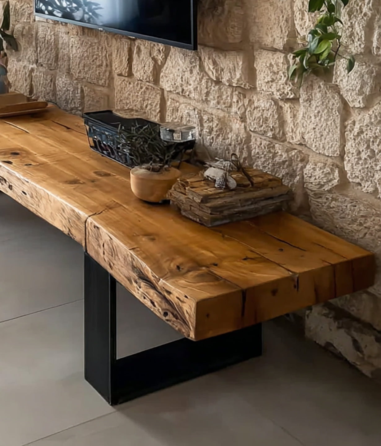 Handgefertigte rustikale TV-Konsole aus Massivholz mit Live Edge und Metallbeinen