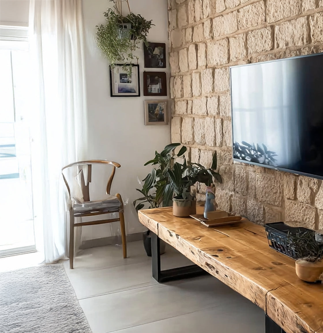 Handgefertigte rustikale TV-Konsole aus Massivholz mit Live Edge und Metallbeinen