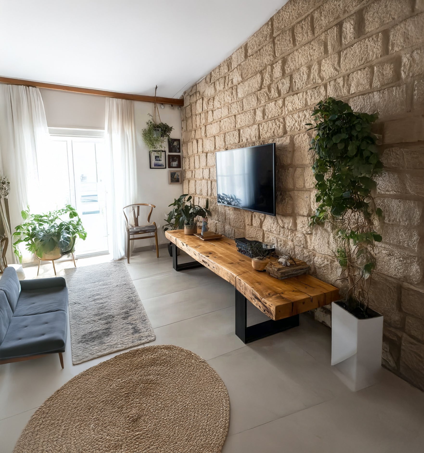 Handgefertigte rustikale TV-Konsole aus Massivholz mit Live Edge und Metallbeinen