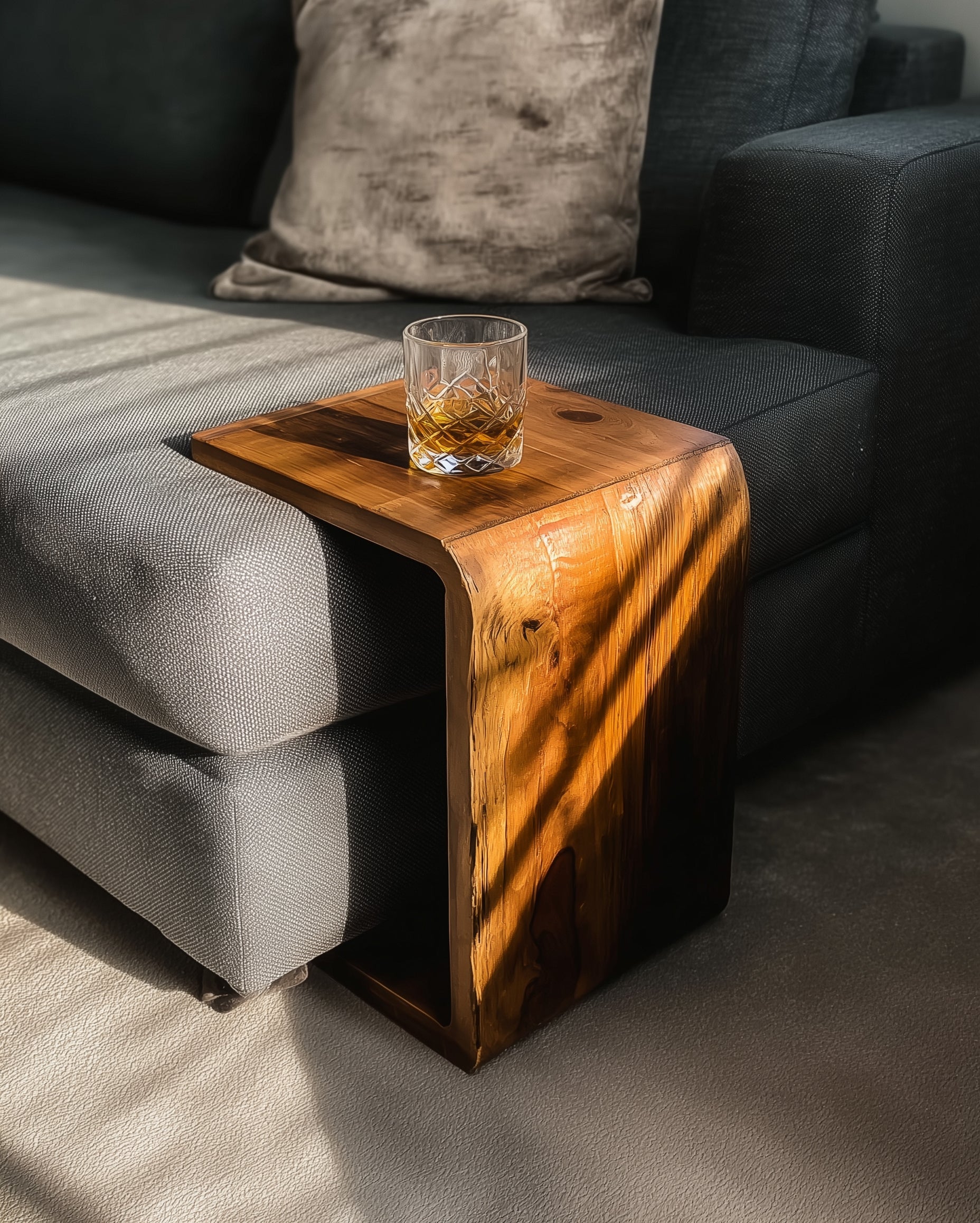 Runder Handgefertigter Beistelltisch – Rustikaler Massivholz-Akzent fürs Wohnzimmer