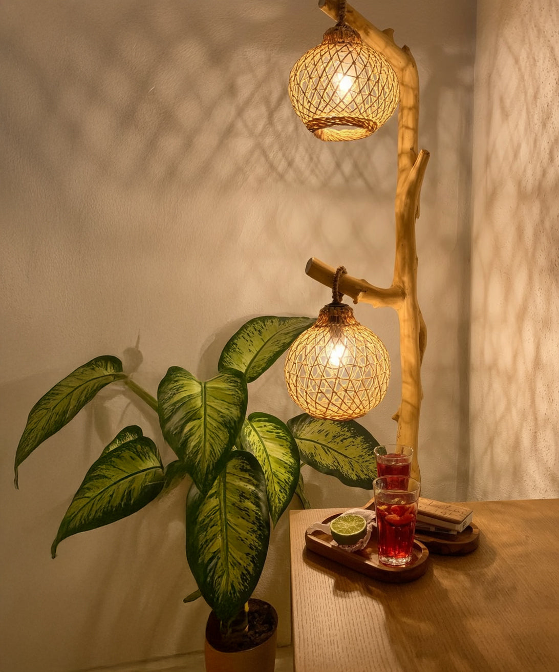 Rustikale Holz-Stehlampe aus Treibholz mit Rattan-Lampenschirm, handgefertigt