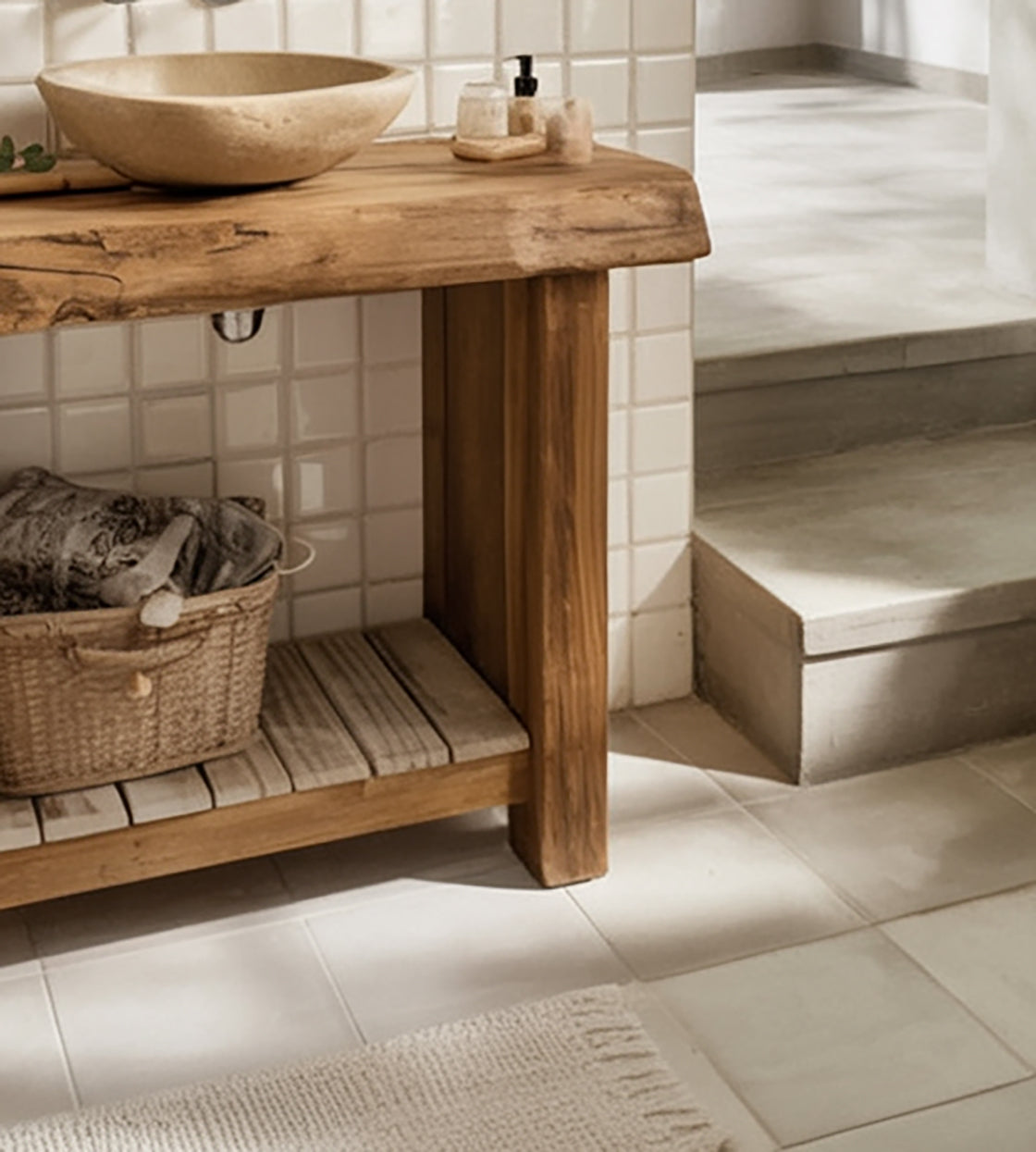 Massivholz-Badunterschrank – rustikaler Waschtisch mit Baumkante