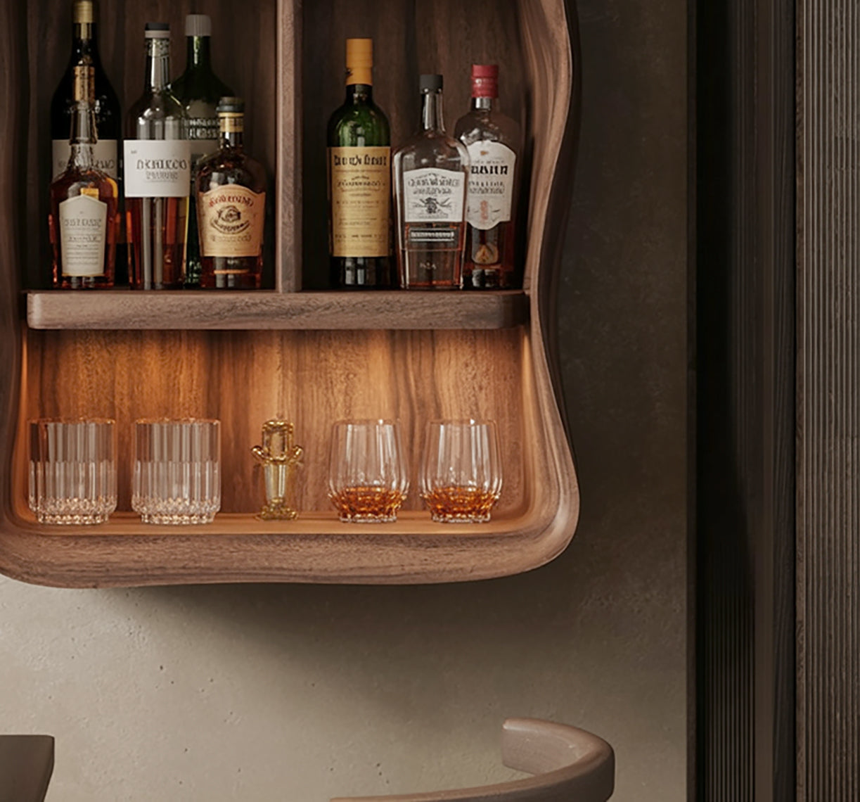 Rustikales Live Edge Barregal – schwebendes Massivholz-Regal für Küche & Bar