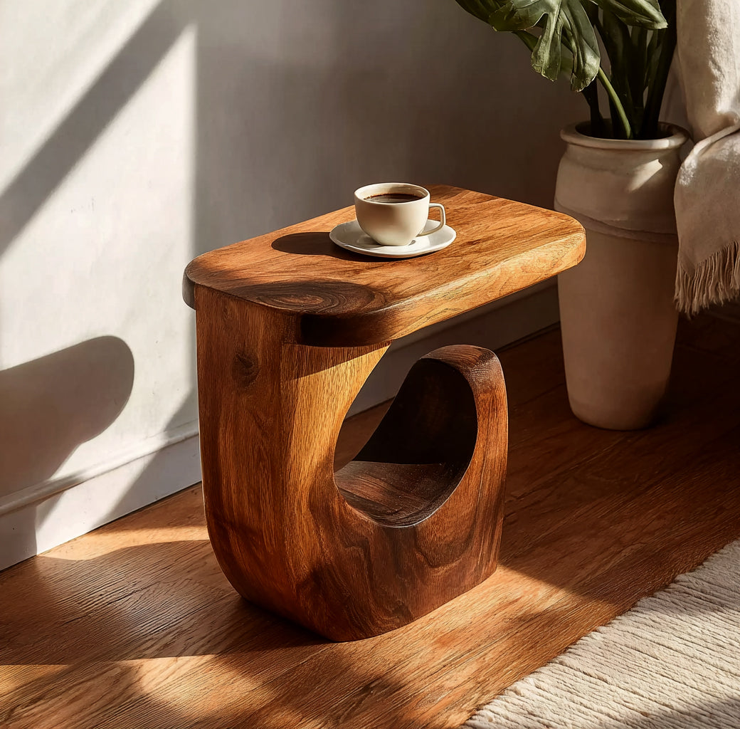 Runder Handgefertigter Beistelltisch – Rustikaler Massivholz-Akzent fürs Wohnzimmer