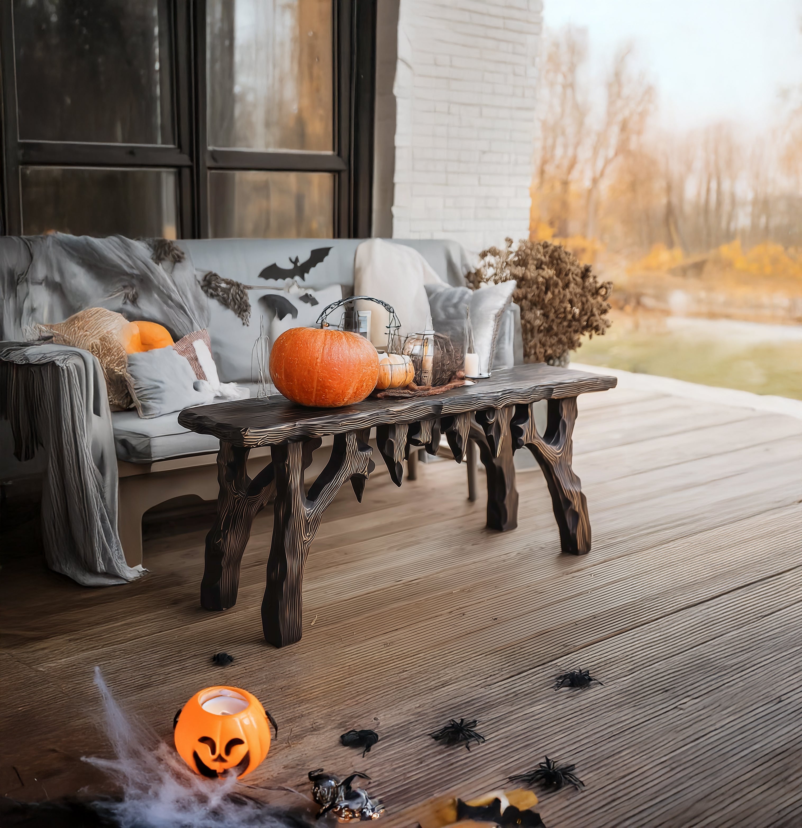 Schwarzer rustikaler Holztisch – Gothic-Halloween-Deko für Eingangsbereich