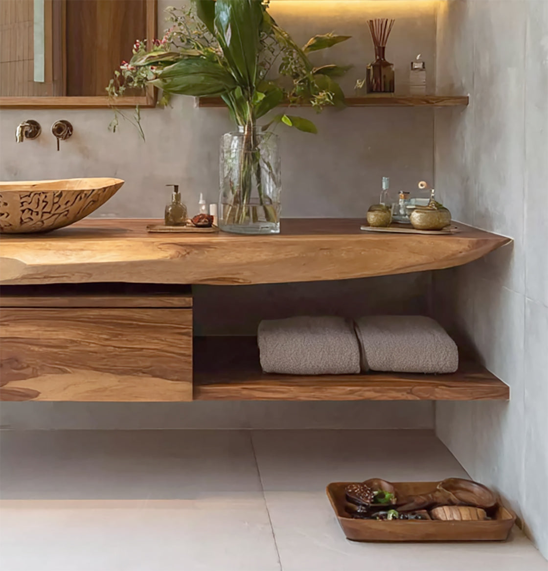 Schwebender Badschrank aus Massivholz mit natürlicher Baumkante und Schublade