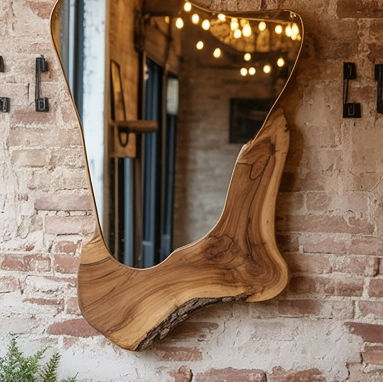 Moderner Wandspiegel mit natürlicher Baumkante – handgefertigt aus Holz
