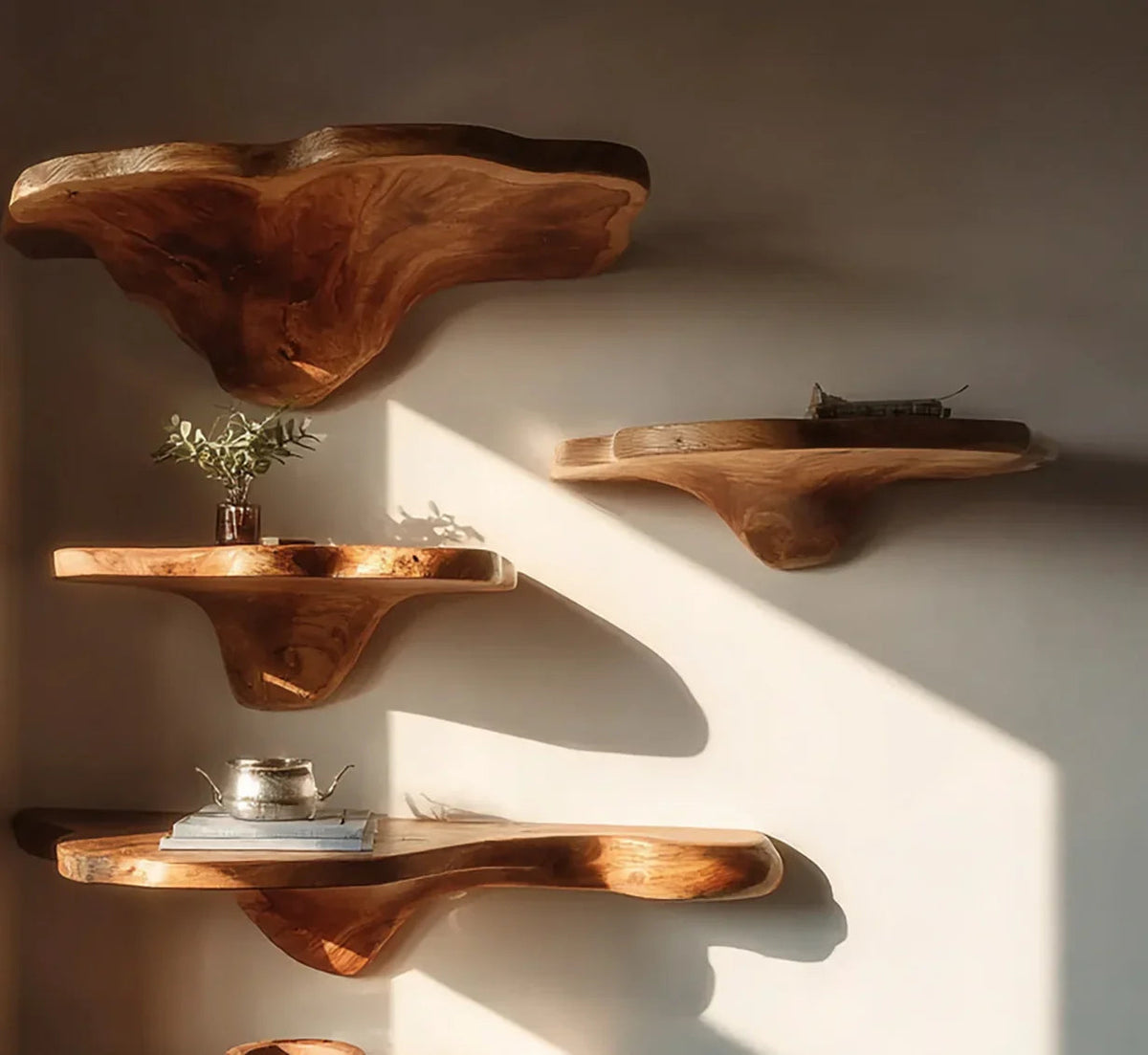 Schwebende Baumkanten-Regale aus Massivholz an einer Wand, natürliches Licht, minimalistisches Dekor.