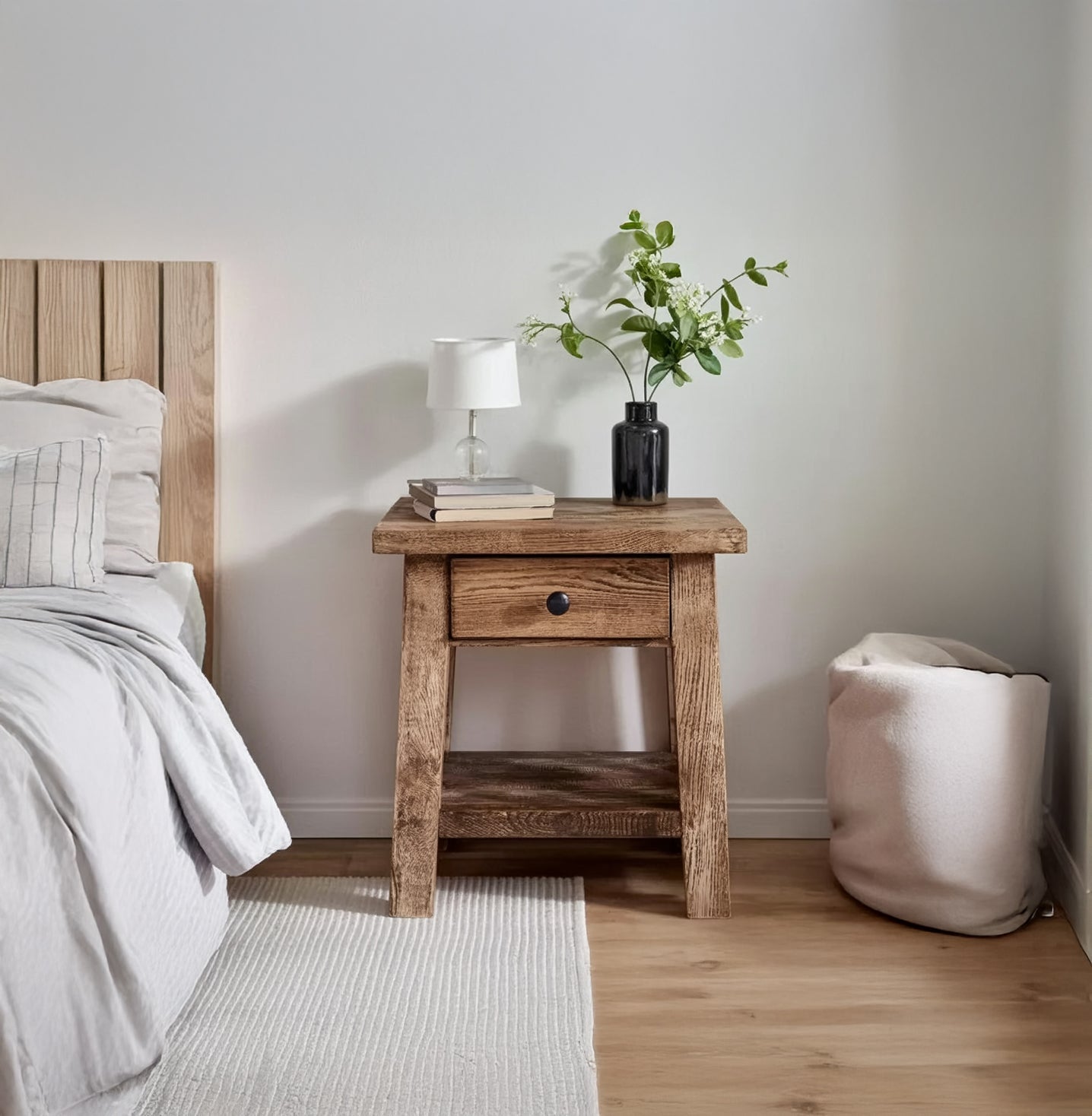 Rustikaler Nachttisch aus recyceltem Holz mit Schublade – handgefertigt