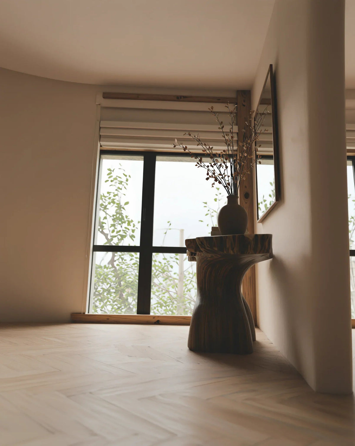 Baumkanten-Beistelltisch aus Massivholz mit Vase in einem modernen minimalistischen Raum an einem großen Fenster