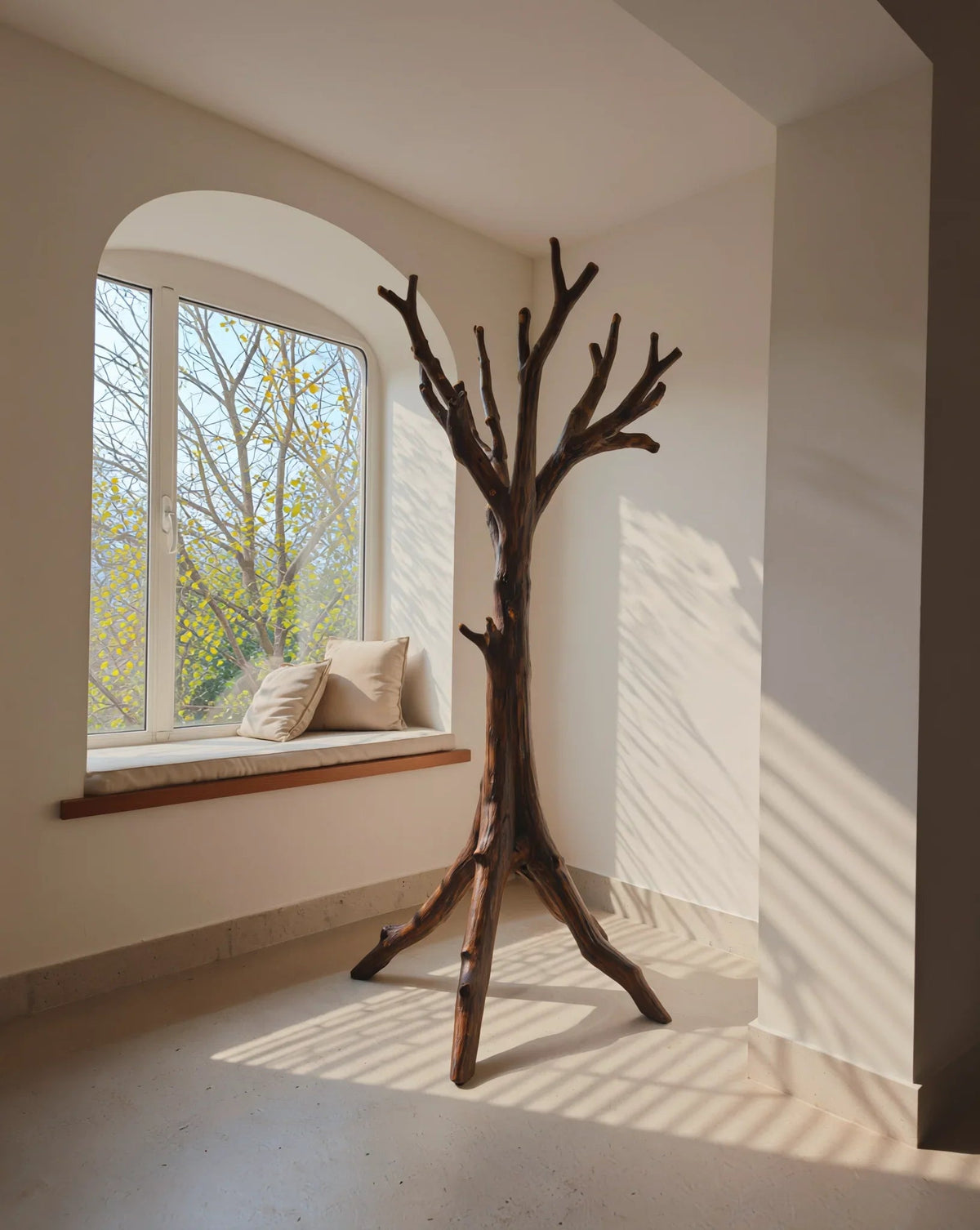 Baumförmiges Massivholz-Bücherregal in einem modernen Raum mit Fenstersitzbank und neutralem Dekor