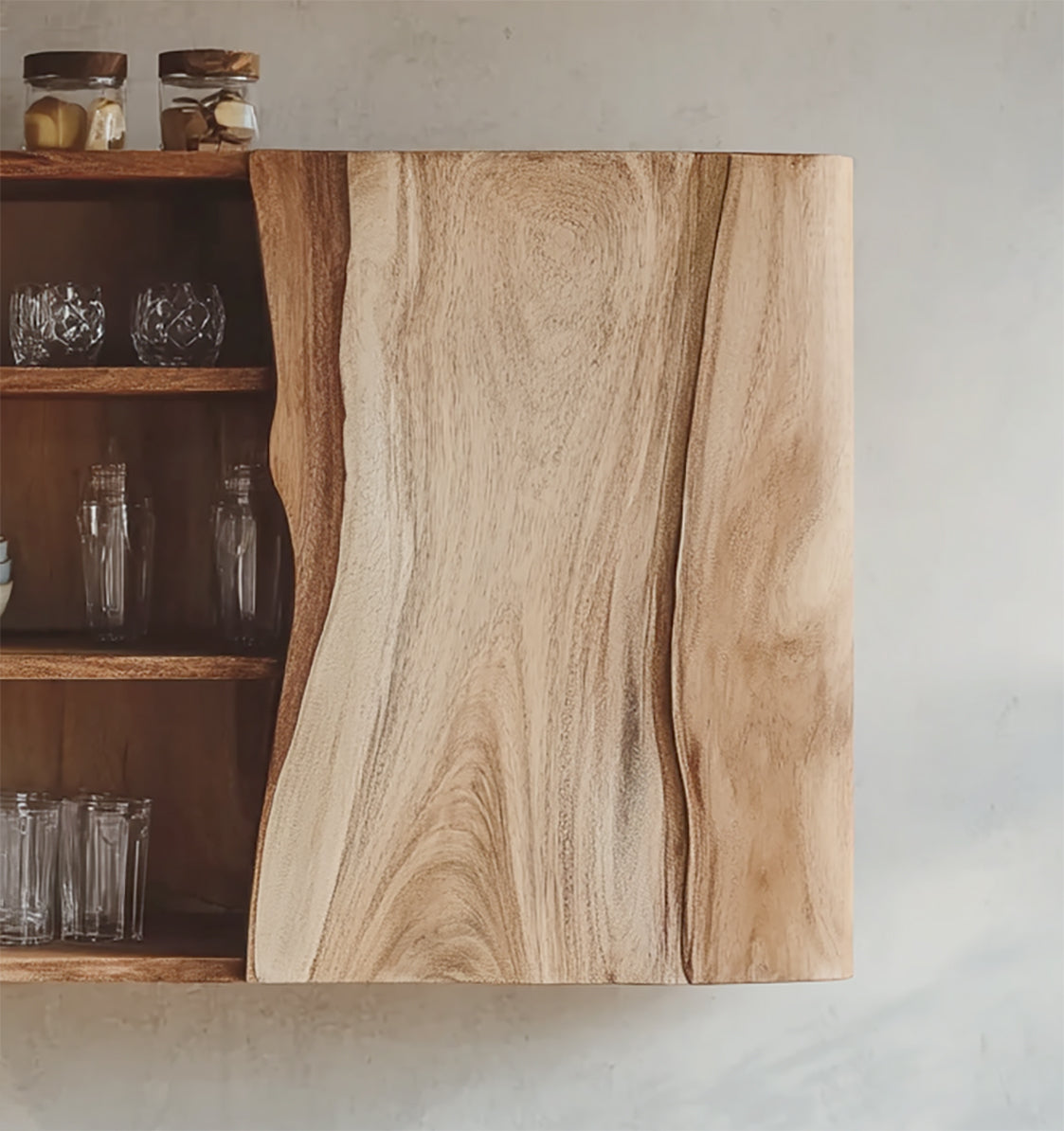 Handgefertigter Massivholz-Wandschrank mit Naturkante – Rustikales Küchenregal