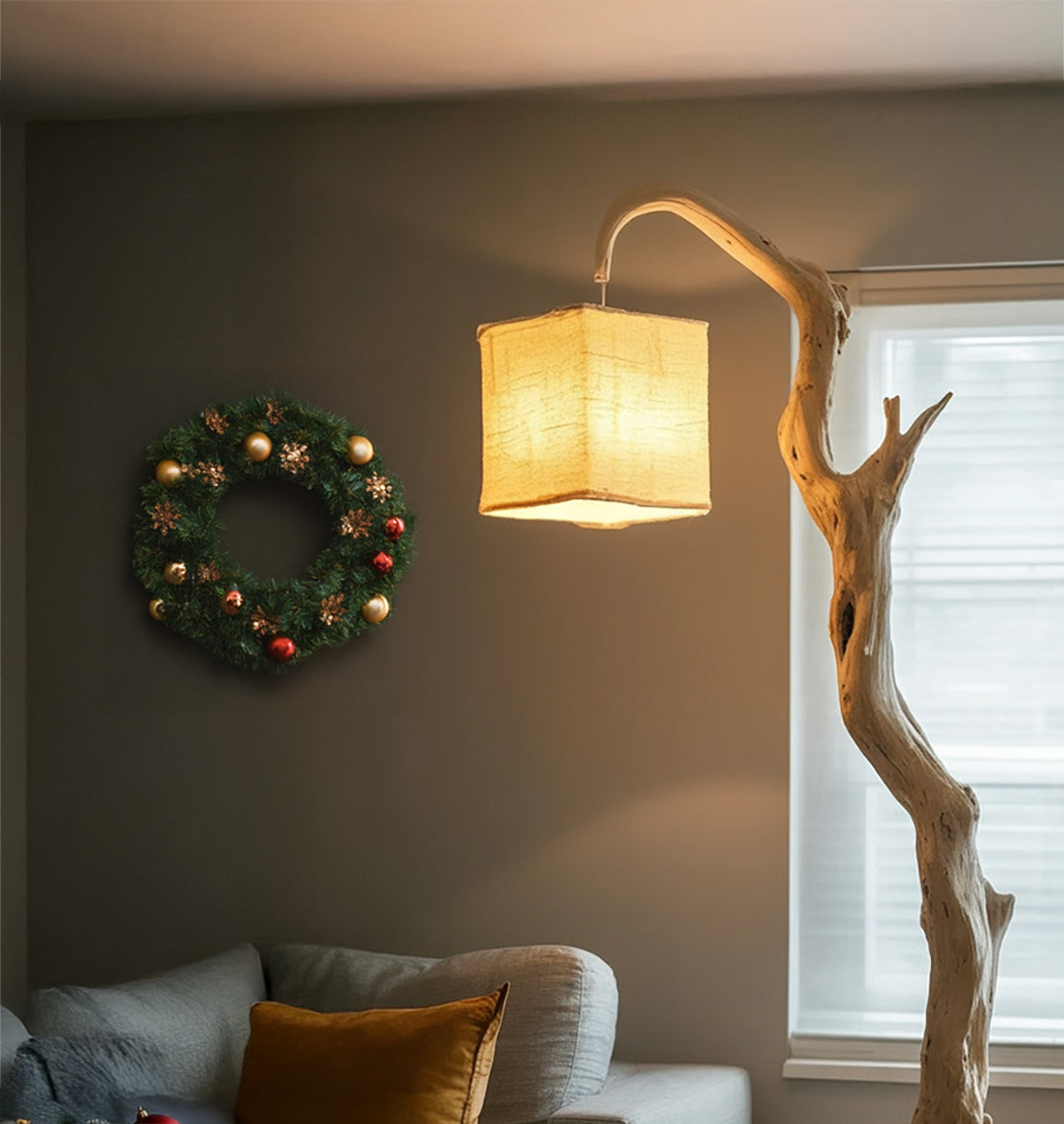 Stehlampe aus Natur-Treibholz mit Stoffschirm – rustikale Holzlampe für Wohnzimmerdekoration