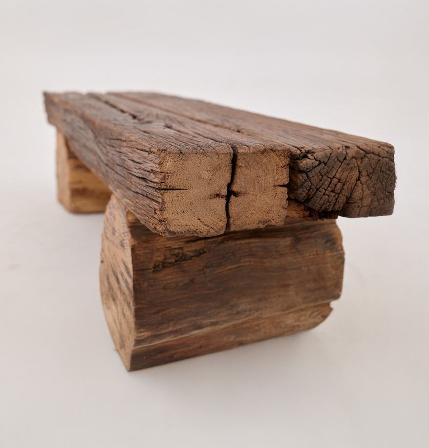 Handgefertigter Couchtisch mit Baumkante – Rustikales Massivholz im Landhausstil