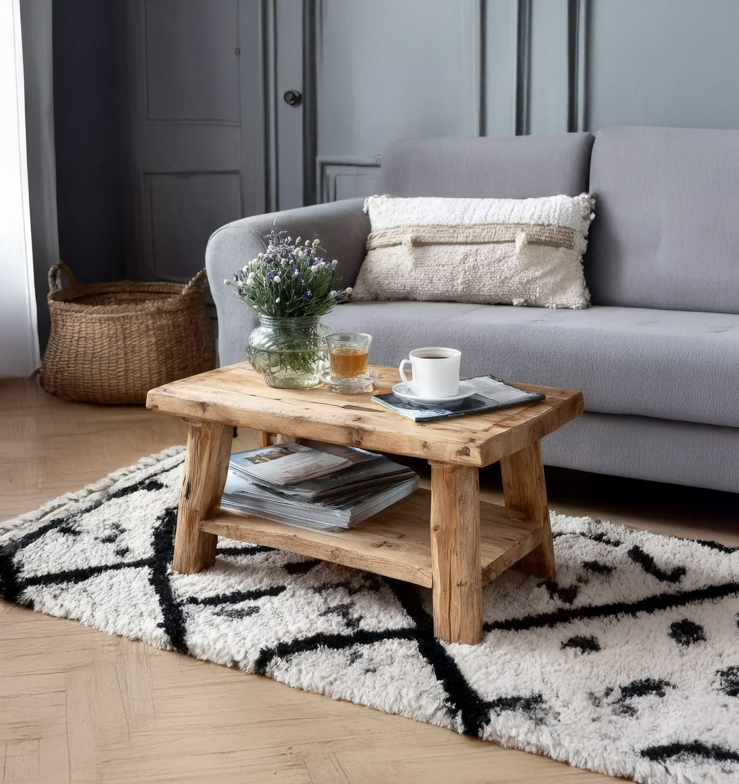 Rustikaler Couchtisch – Massivholz, recyceltes Holz mit Baumkante, Farmhouse-Stil