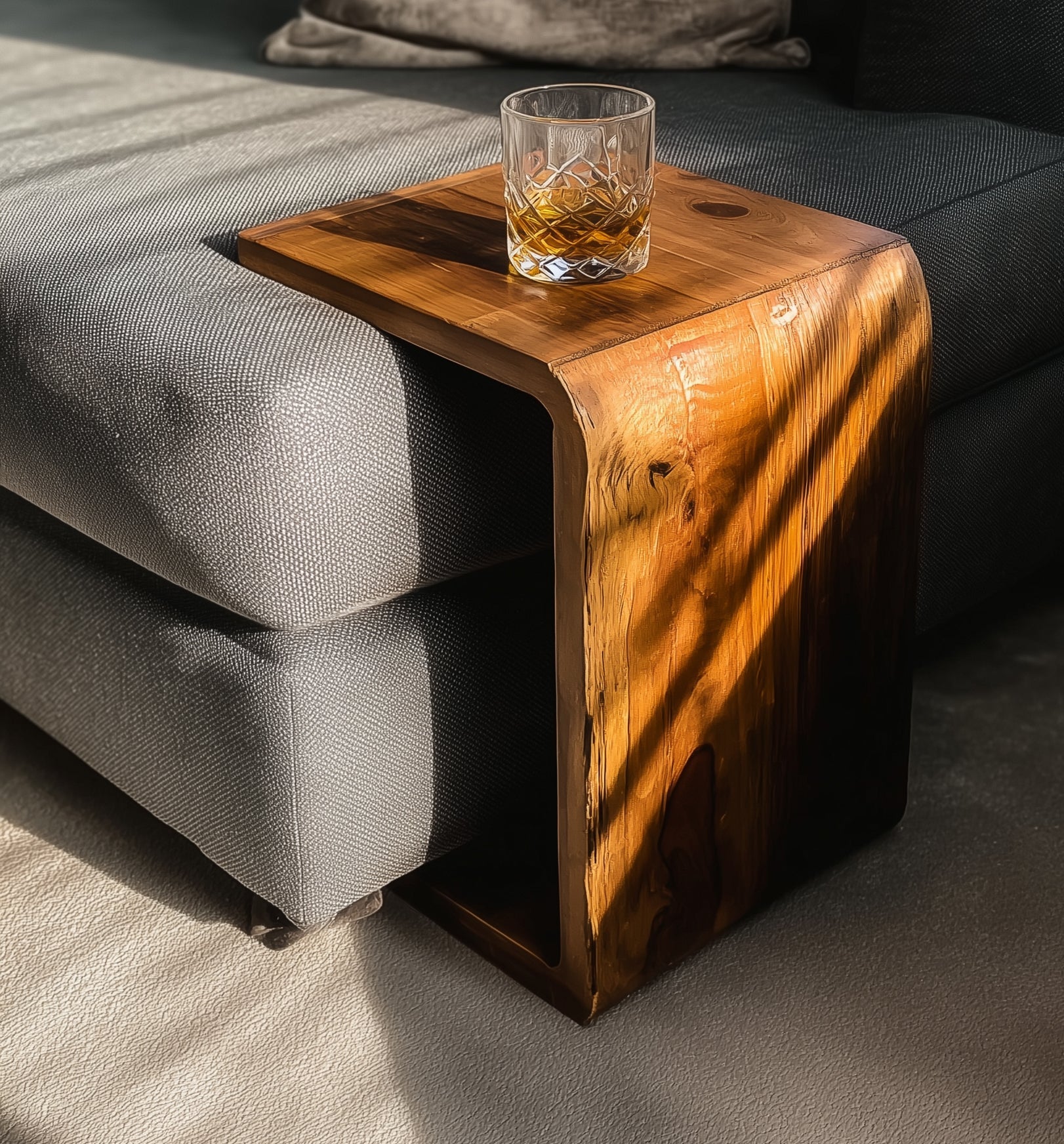 Runder Handgefertigter Beistelltisch – Rustikaler Massivholz-Akzent fürs Wohnzimmer