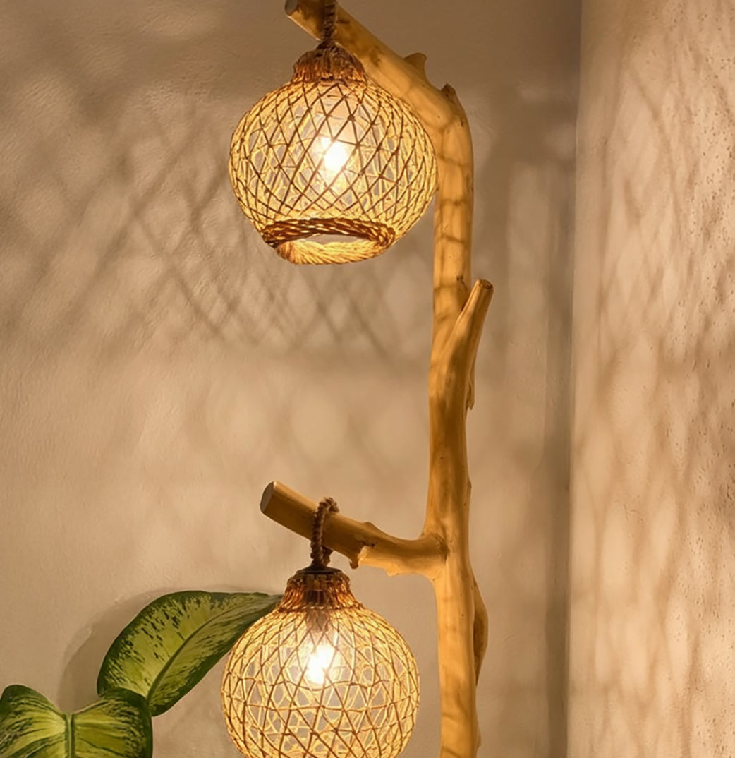 Rustikale Holz-Stehlampe aus Treibholz mit Rattan-Lampenschirm, handgefertigt