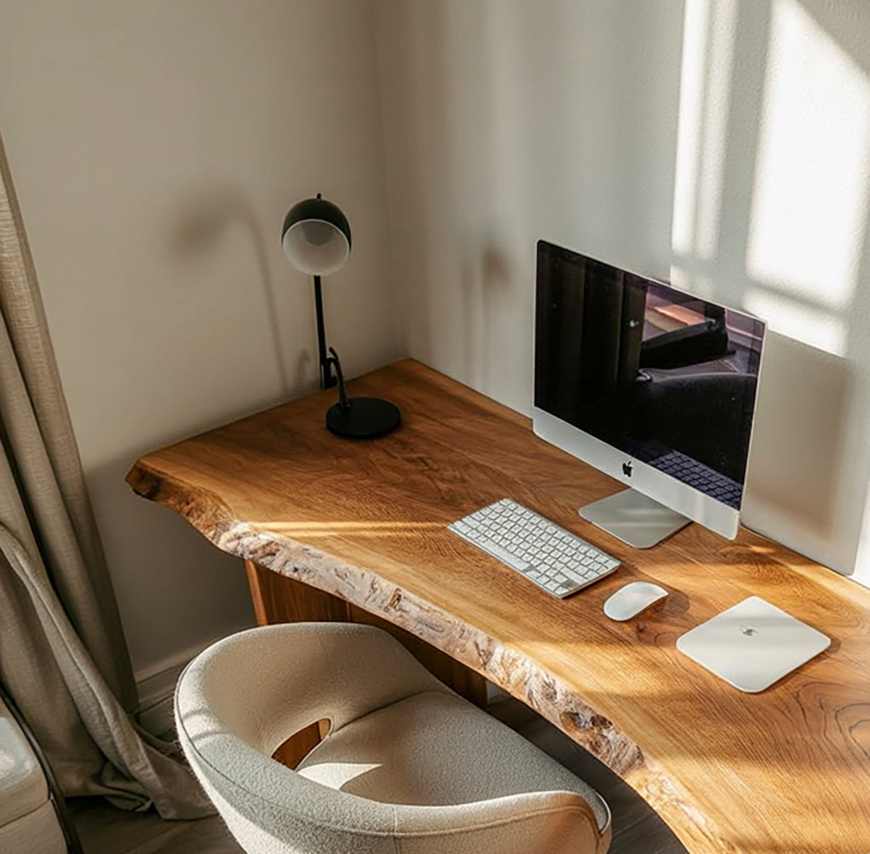 Rustikaler Schreibtisch mit natürlicher Baumkante für Homeoffice & Leseecke
