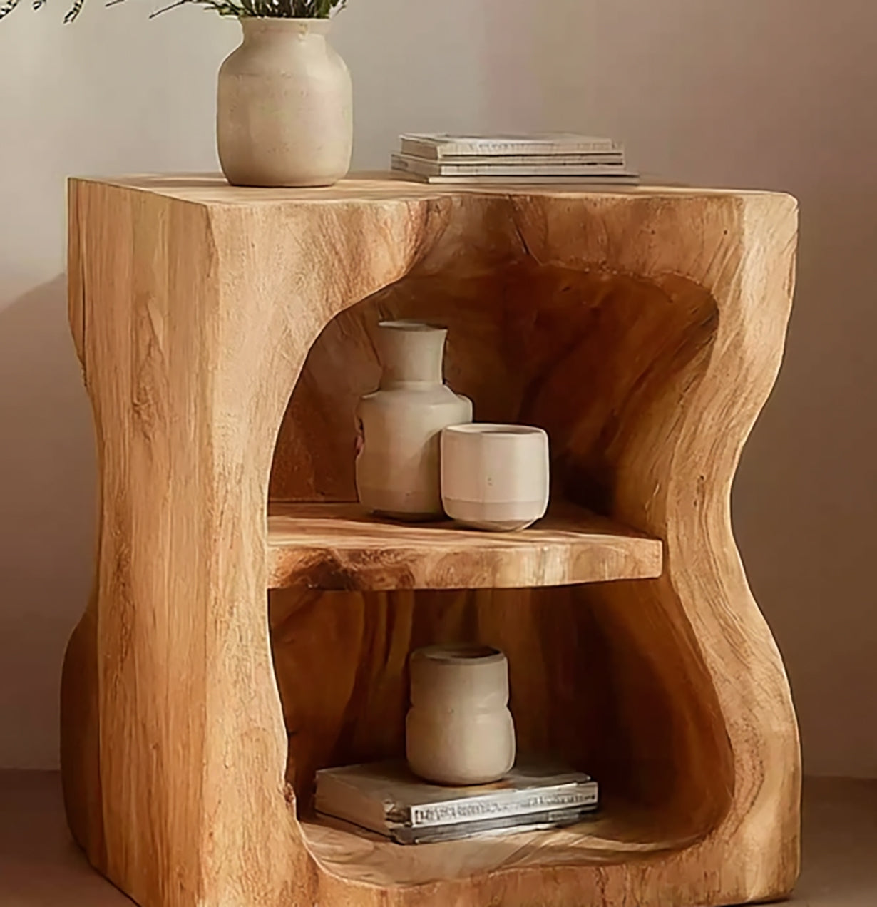 Skulpturaler Nachttisch aus Massivholz – Rustikal & Organisch
