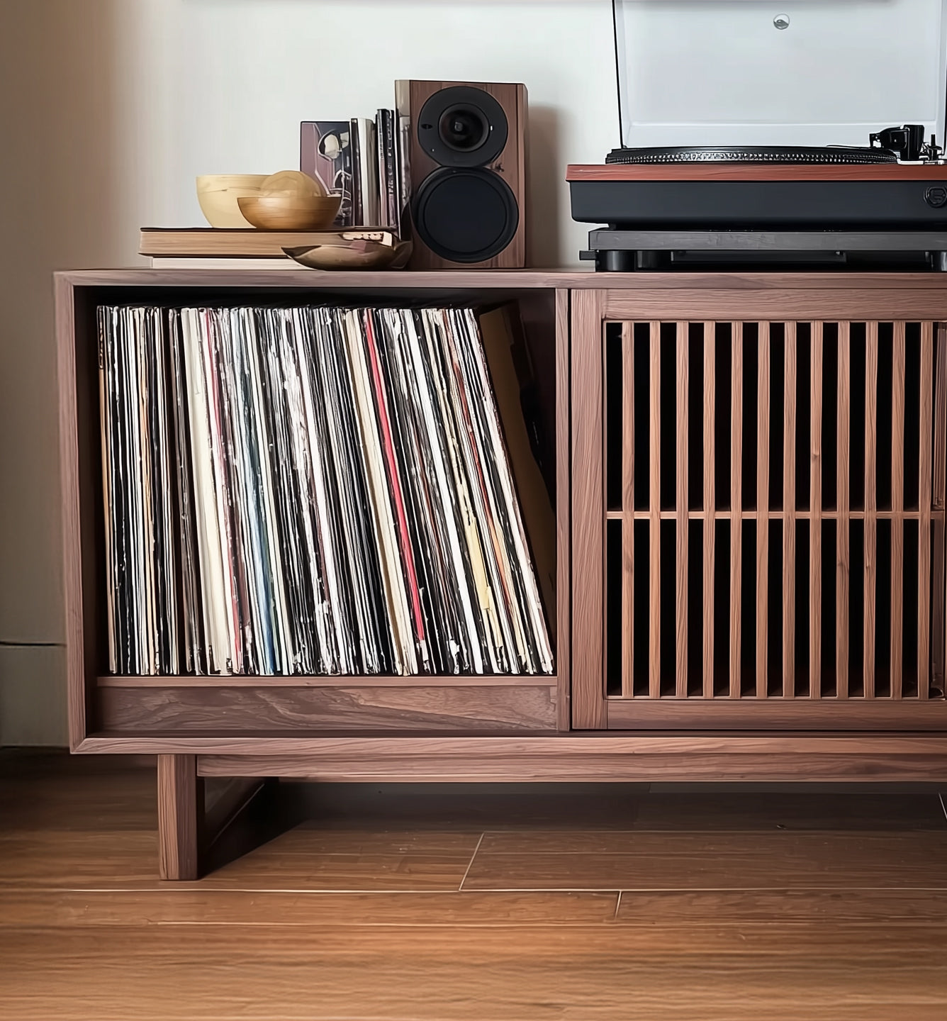 Handgefertigtes Plattenspieler-Regal aus Naturholz mit Stauraum und Schallplatten-Organizer