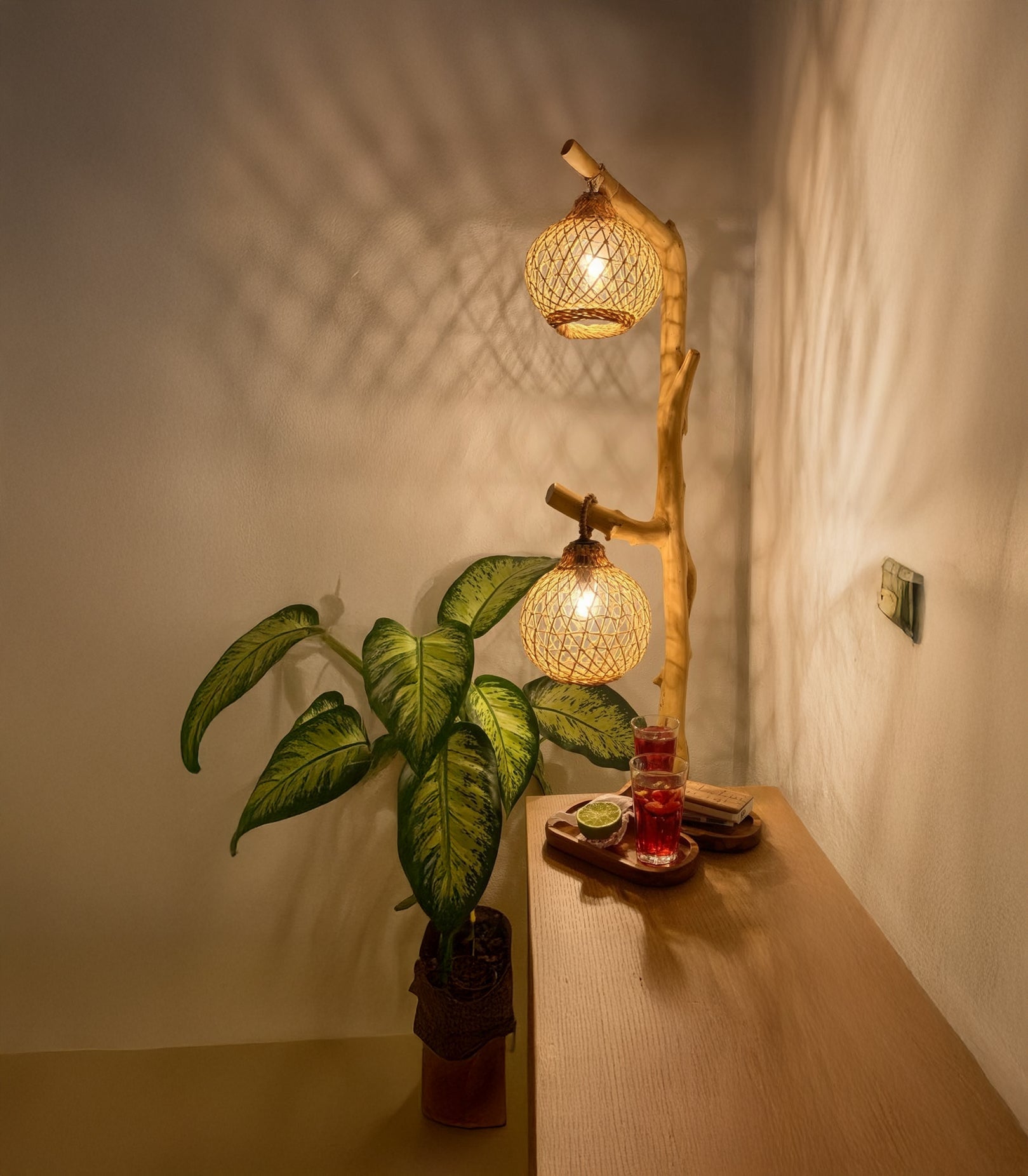 Rustikale Holz-Stehlampe aus Treibholz mit Rattan-Lampenschirm, handgefertigt