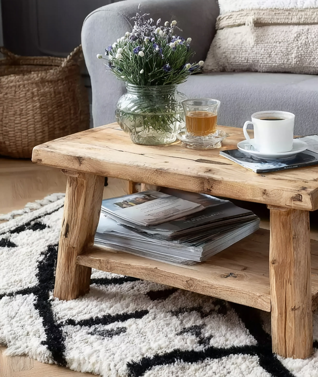 Rustikaler Couchtisch – Massivholz, recyceltes Holz mit Baumkante, Farmhouse-Stil