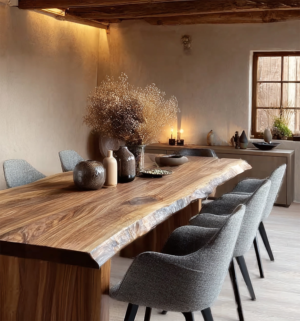 Walnuss-Esstisch mit Baumkante – handgefertigt aus Massivholz, natürlicher Look