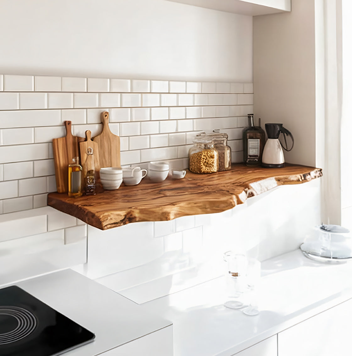 Schwebendes Küchenregal aus Walnuss mit Naturkante – Massivholz