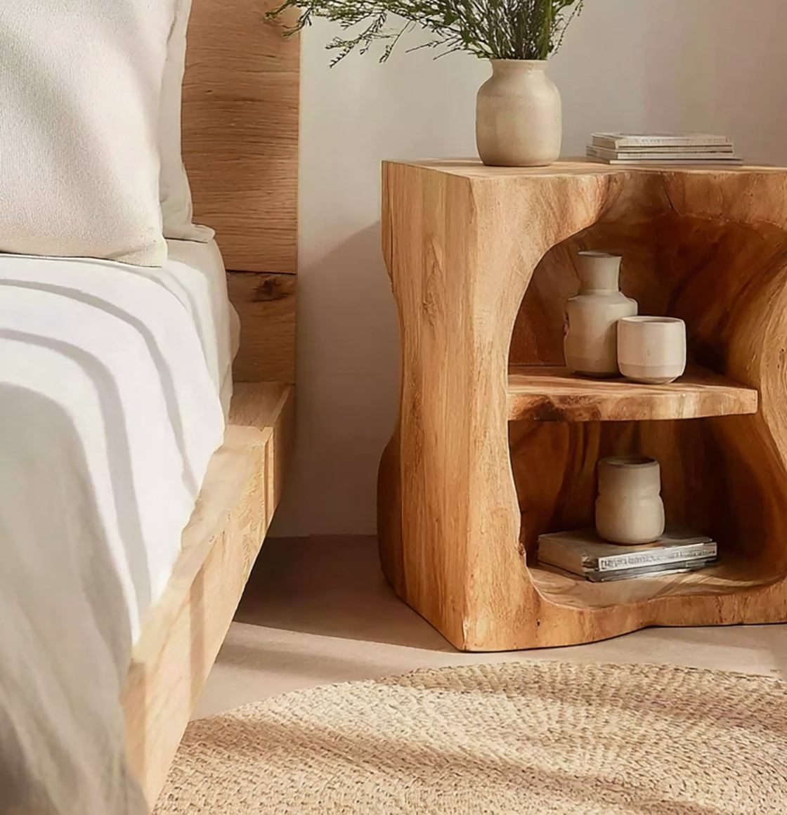 Skulpturaler Nachttisch aus Massivholz – Rustikal & Organisch