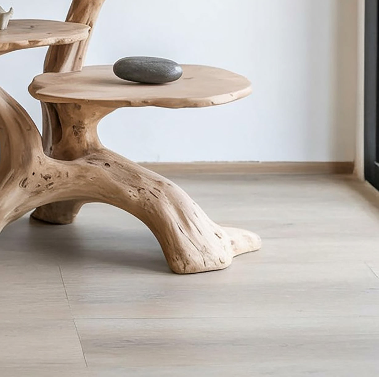 Handgefertigter Beistelltisch aus Holz – Natürliches skulpturales Design