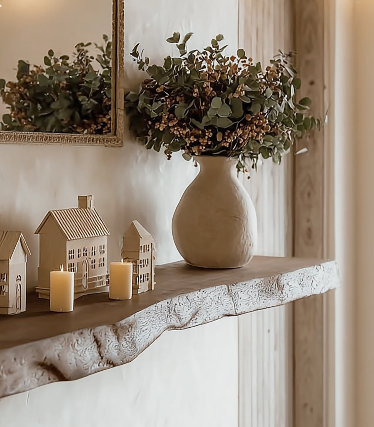 Schwebendes Wandregal aus Massivholz mit Naturkante – Rustikales Bauernhaus-Design