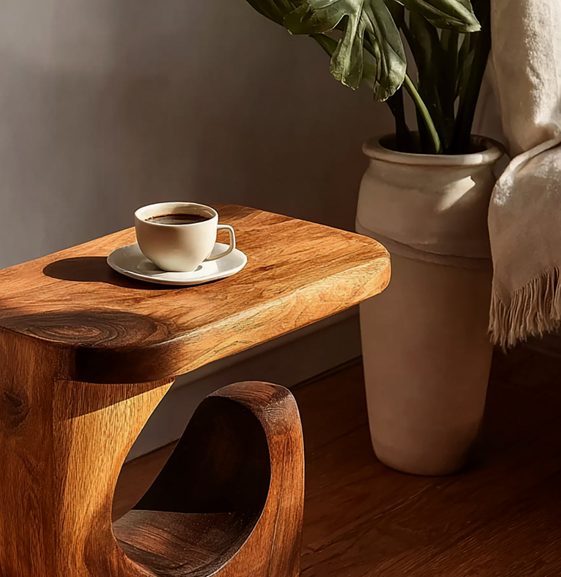 Runder Handgefertigter Beistelltisch – Rustikaler Massivholz-Akzent fürs Wohnzimmer
