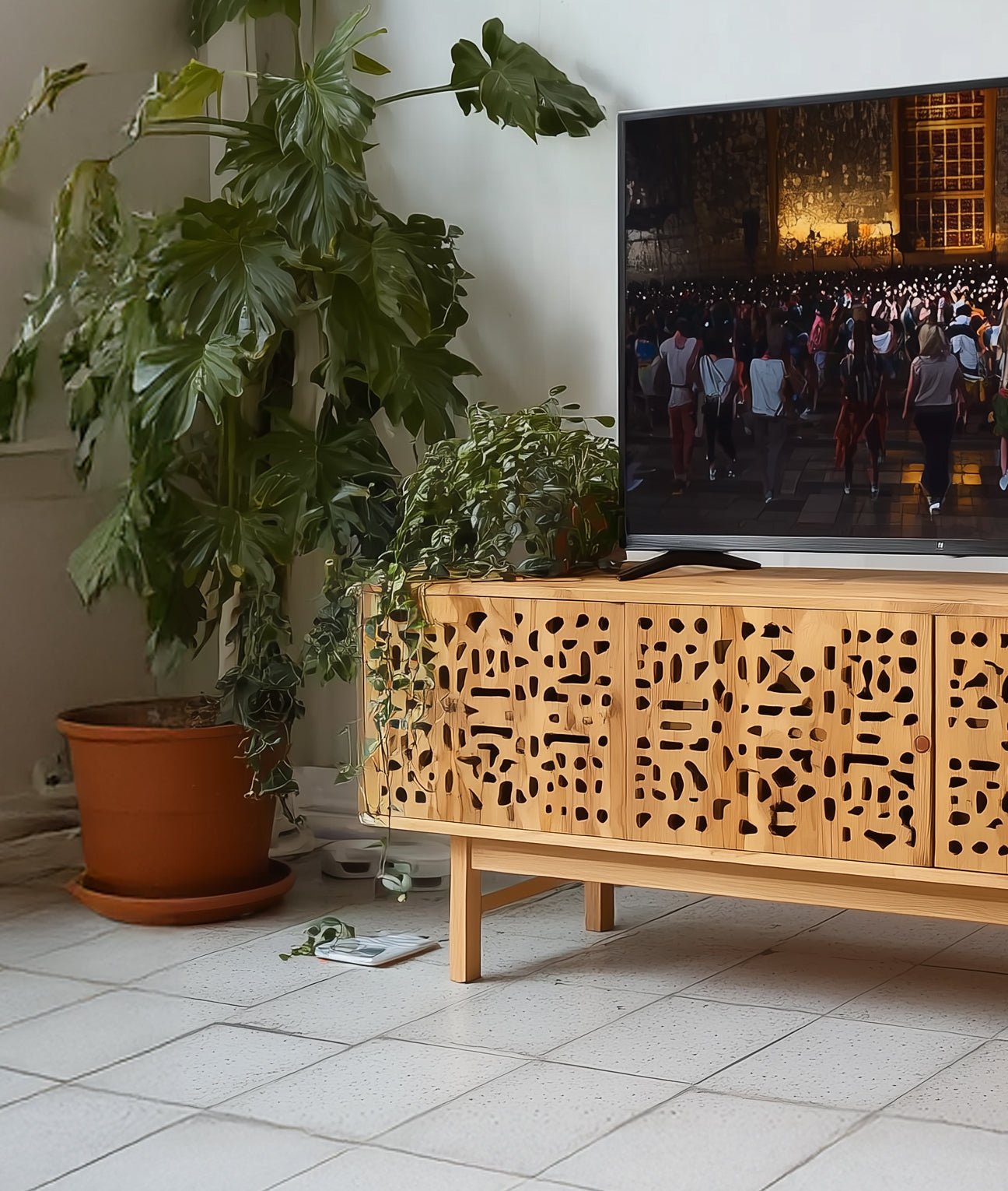 Rustikaler Massivholz-TV-Schrank – Handgefertigtes, einzigartiges Möbelstück für Wohnzimmer